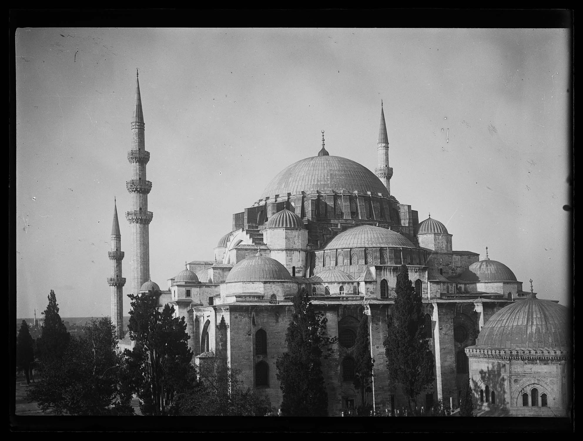 Vue générale de l'arrière de la mosquée (est) avec le mausolée de Soliman (en bas à droite)